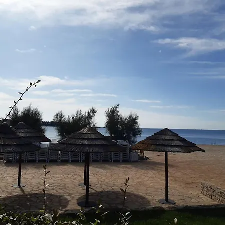 Hrast For Max 5 Persons 600m From The Beach Apartamento Poreč